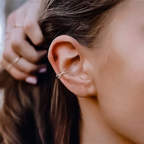 ⚜️[𝟯/$𝟮𝟴]⚜️NEW CZ Silver Crisscrossed Ear Cuff - Picture 5 of 11